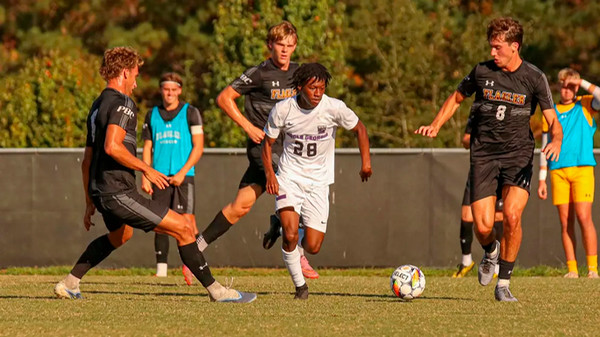 mga soccer player dribbling